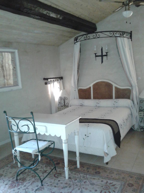 Le Chateau Des Estubiers Bed and Breakfast Sérignan-du-Comtat Habitación foto
